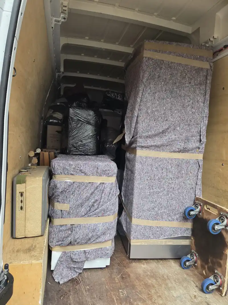 Couvertures et matériel de manutention dans un véhicule.