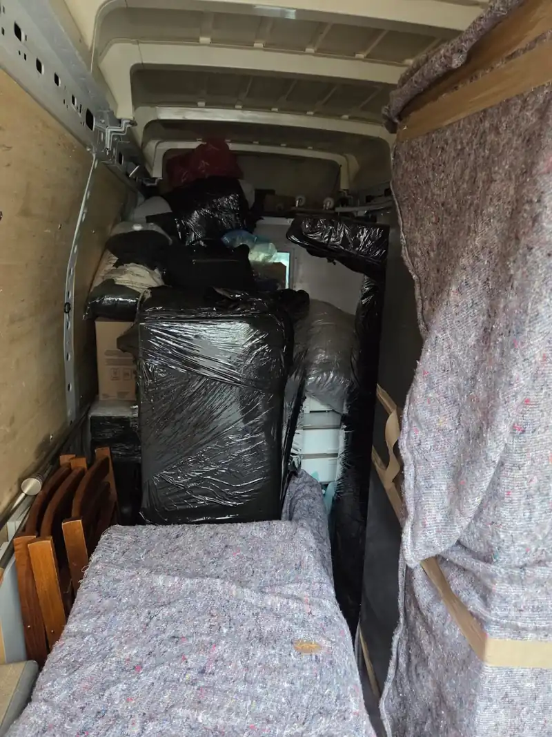 Mobilier enveloppé de couvertures dans un fourgon