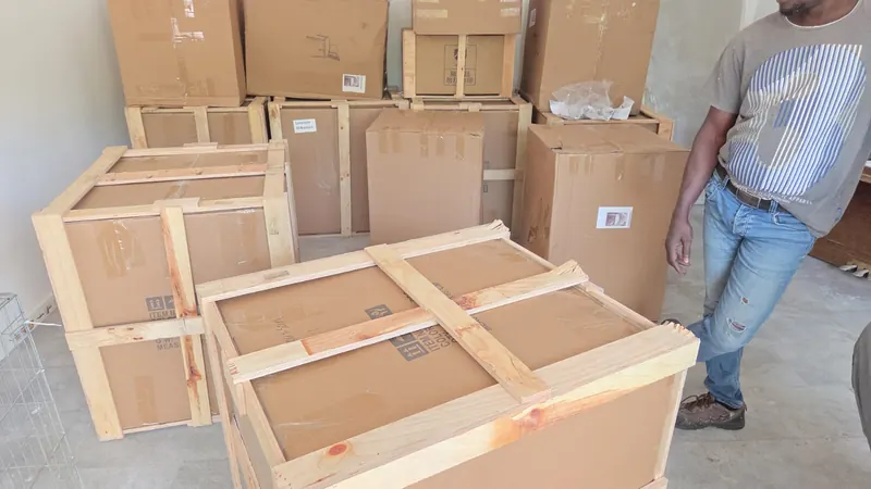 Cartons, bacs et matériel de transport dans une pièce.