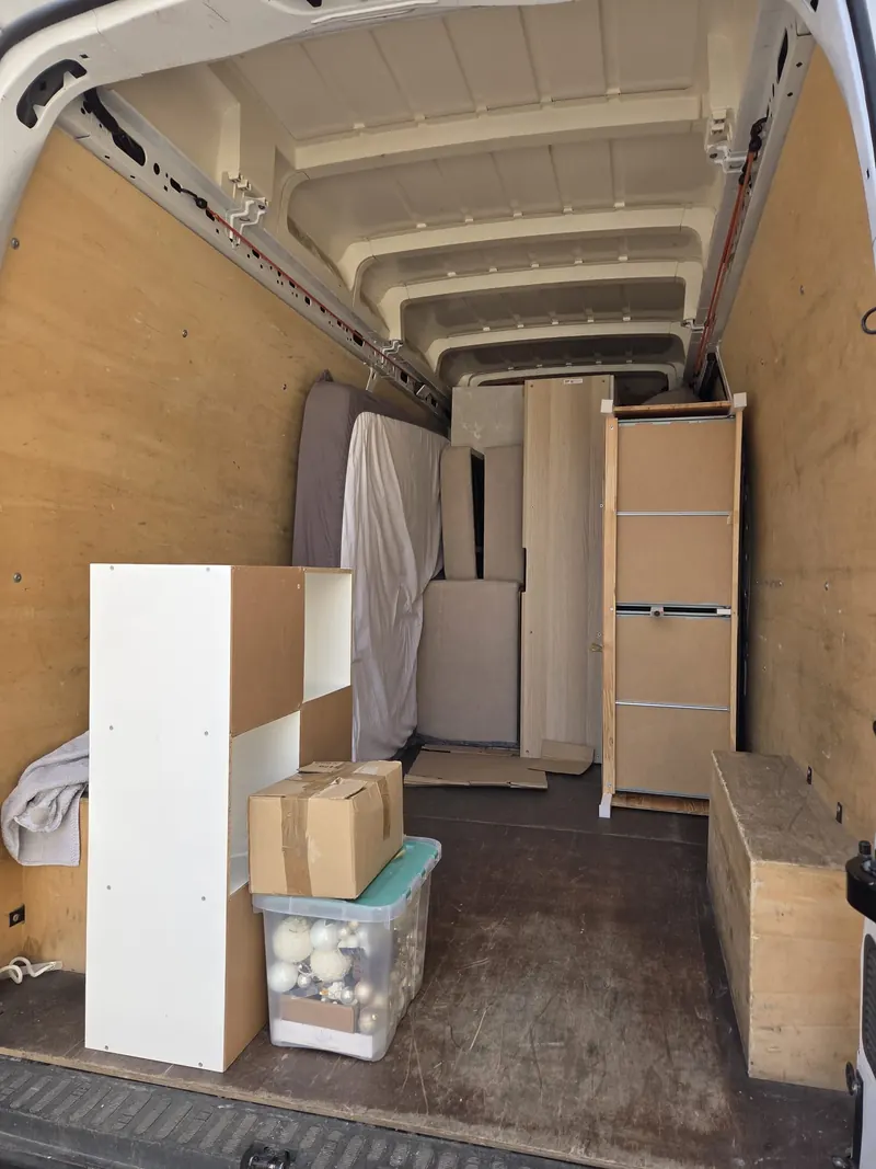 Meuble et cartons rangés dans un véhicule.